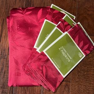 New Classic Tidings Red Holiday 7 Pc Napkin & Tablecloth Set